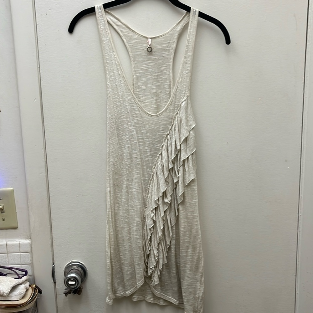 Robin K. cream ruffled Long Tank top Size Small.